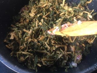 15、梅干菜煎饼,加入梅干菜翻炒