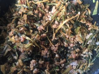 17、梅干菜煎饼,翻炒均匀上色入味后关火