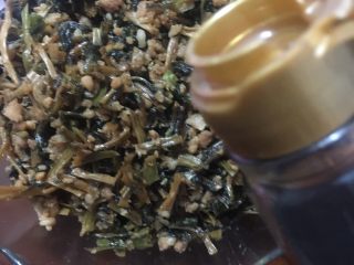 18、梅干菜煎饼,倒入香油拌匀