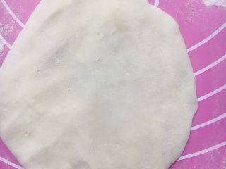 21、梅干菜煎饼,取一个面团压扁