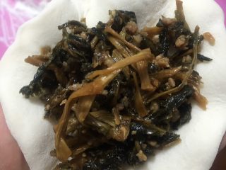 22、梅干菜煎饼,放上馅料