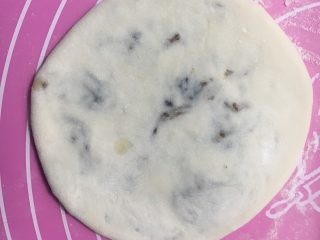 25、梅干菜煎饼,轻轻擀成圆饼，其余的足一做好