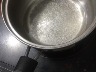 26、梅干菜煎饼,锅里放糖和水，小火熬