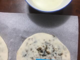 28、梅干菜煎饼,每个饼上刷糖水