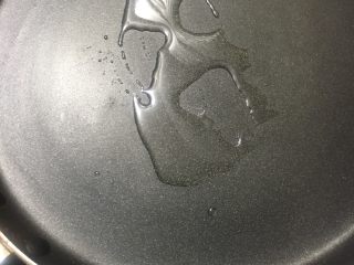 31、梅干菜煎饼,锅里倒少许油