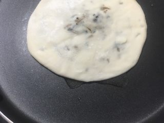 32、梅干菜煎饼,放入饼坯，芝麻的一面向下