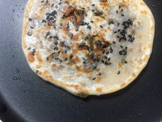 33、梅干菜煎饼,小火煎，一两分钟后翻面看看，熟了就翻过来