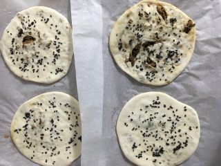 36、梅干菜煎饼,如果不急着吃，可以把剩下的饼胚冷冻保存起来，吃的时候再煎