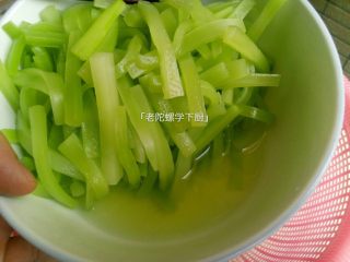 3、红油莴笋～开胃爽口,看，很快莴笋变软并出了好些水，约十分钟后把莴笋倒篮子里沥干水