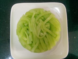 7、红油莴笋～开胃爽口,然后倒扣在盘子里造型????