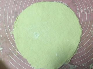 5、培根时蔬披萨,擀成大圆片。