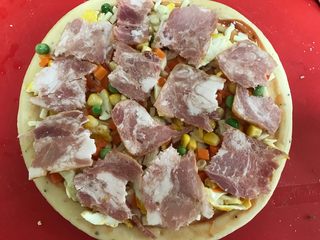 9、培根时蔬披萨,铺上所有的蔬菜粒,最上面铺上培根块儿。