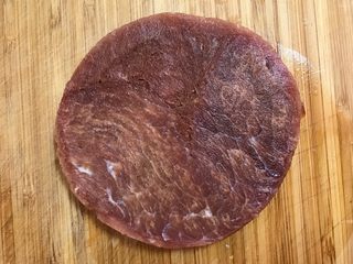 1、牛排时蔬串,牛排提前化好。