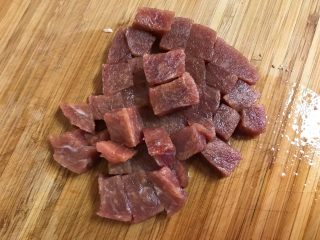 2、牛排时蔬串,切成小块儿。