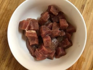 3、牛排时蔬串,加入适量耗油、糖、黑胡椒粉腌制30分钟以上。