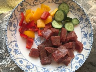 4、牛排时蔬串,黄瓜红黄椒切小块儿。
