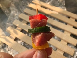 5、牛排时蔬串,依次串在牙签上。