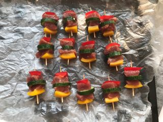 6、牛排时蔬串,摆在烤盘里，烤箱190度预热5分钟。