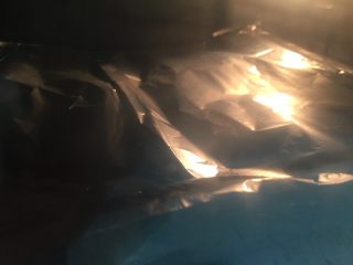 7、牛排时蔬串,放烤箱中层，190度烤12分钟左右即可。（烤约8分钟时可以盖上锡纸防止表面烤焦烤干）