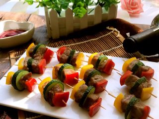 8、牛排时蔬串,取出装盘。