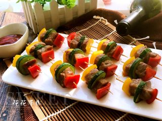 9、牛排时蔬串,可以蘸食黑胡椒酱或番茄酱或自己喜欢的酱料。