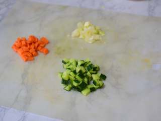 2、黄瓜蛋炒饭,切好葱花，胡萝卜丁，黄瓜丁。