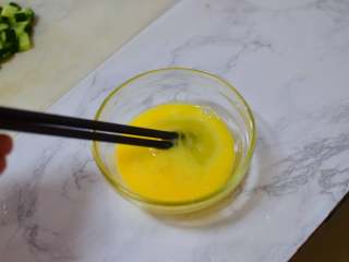 3、黄瓜蛋炒饭,鸡蛋打散