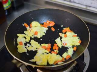 6、黄瓜蛋炒饭,鸡蛋凝固