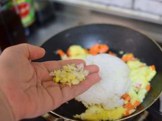 8、黄瓜蛋炒饭,加葱花