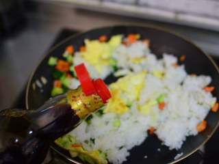 11、黄瓜蛋炒饭,加生抽