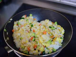 13、黄瓜蛋炒饭,炒匀