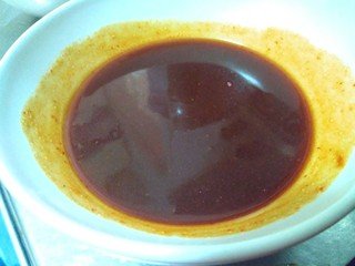 11、东北双人份麻辣拌之酸甜拌,加入几滴香油混合均匀，没有明显糖粒就可以了，这个酱料一点要重口味！很咸很酸很甜的那种，等会拌上面和菜就淡很多了。