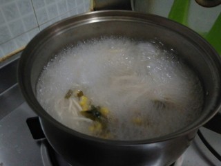 13、东北双人份麻辣拌之酸甜拌,左手煮菜，右手煮面，豚骨拉面里面的面条、葱和玉米粒放入沸水中，水开后大火煮三分半，注意豚骨拉面里面的苗条里面有一包吸潮剂，记得拿出来不要一股脑的倒进去（别问我怎么突然提醒你们注意这个的_(:з」∠)_）