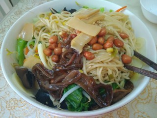 15、东北双人份麻辣拌之酸甜拌,把花生米、豚骨拉面里面的芝麻，笋，海带丝都放进去，加入刚才调好的酱汁，搅拌起来！拌均匀一点～