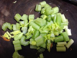 3、鸡丁炒土豆,芹菜去丝，切丁