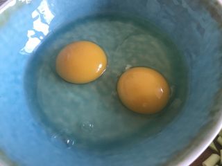 4、蒜苔炒蛋,两个鸡蛋打入碗里