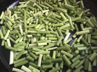 10、蒜苔炒蛋,锅内倒少许油，倒入蒜苔