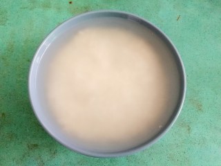 1、腊味煲仔饭,首先，先把米洗干净，泡半小时以上