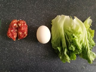 2、腊味煲仔饭,接着准备其他材料，生菜洗干净