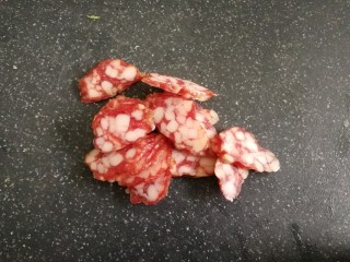 3、腊味煲仔饭,腊肠切片