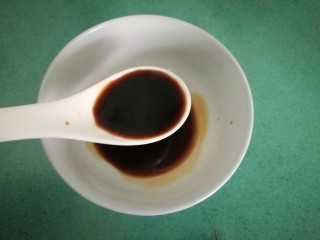 4、腊味煲仔饭,准备酱料，取一个小碗，放三汤匙酱油