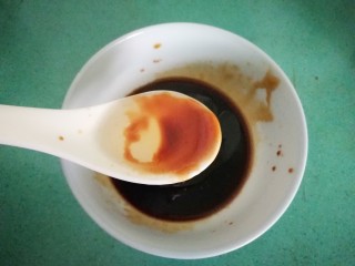 6、腊味煲仔饭,一汤匙油