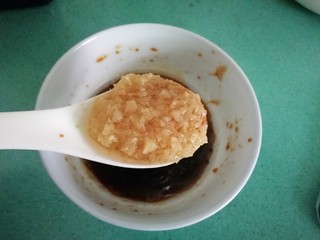 7、腊味煲仔饭,一汤匙蒜蓉酱（这是我个人喜欢的味道，不喜欢的可以不放）