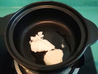 9、腊味煲仔饭,准备砂锅，开小火，放入适量的油，我今天放的猪肉，一定要放油哦，最后锅巴才香哦