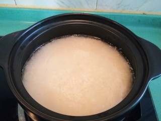 11、腊味煲仔饭,倒入锅里，再加入适量的水，开小火，盖上盖子，慢慢煮