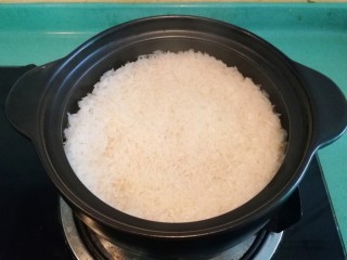 12、腊味煲仔饭,待饭煮到八成熟时，打开盖子