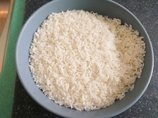 10、腊味煲仔饭,泡好的米，滤干水分