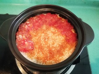 13、腊味煲仔饭,摆上切好的腊肠，然后淋上调好的酱料