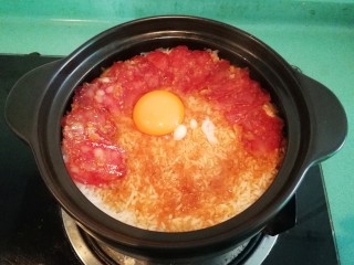 14、腊味煲仔饭,在中间打一个鸡蛋，盖上盖子继续焖