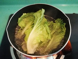 15、腊味煲仔饭,这时，另起一锅，烧适量开水，放入生菜，淋上少许油（为了让生菜看起来更加翠绿）